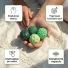 Dłonie trzymające piłki sensoryczne. Infografika 4 korzyści: redukcja stresu, poprawa koncentracji, stymulacja zmysłów, rozluźnienie napięcia.