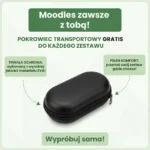 Moodles Zawsze z Tobą – Trwałe Etui Podróżne EVA GRATIS do Każdego Zestawu Czarne, twarde etui transportowe z materiału EVA zapinane na zamek. Grafika informująca o darmowym pokrowcu do zestawu Moodles.